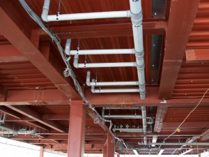 鉄骨造の天井部分の配管